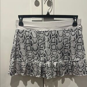 SOFIBELLA Chic Snake Print Skort
